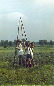 zdjęcie z dzieciństwa na łące w Chudowie - ja to ta z kucykami
