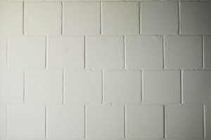 faktura ścian z silikatów pomalowanych białą farbą