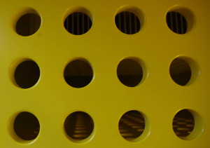 i żółty detal z żółtej klatki schodowej