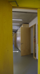 widok z żółtego korytarza łączącego starą część przedszkola z nową na szatnie
